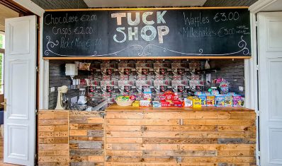 900x600_france-normandy-chateau-tuck-shop-front