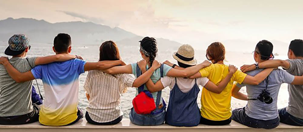 1000x437_students-looking-out-to-sea
